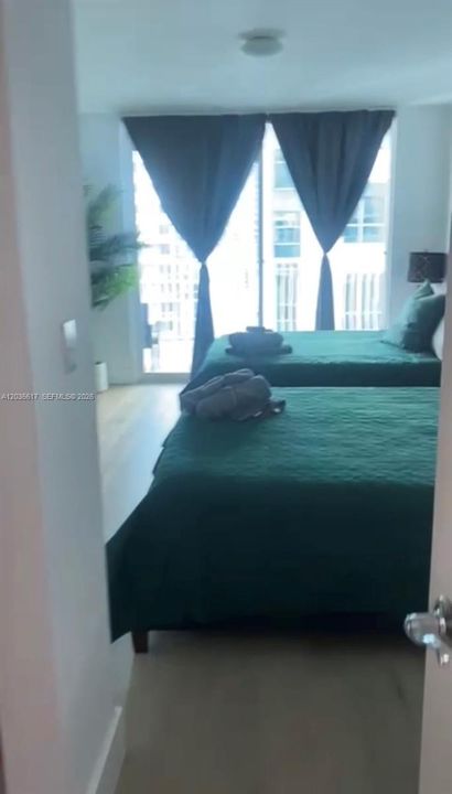 For Sale: $450,000 (1 beds, 1 baths, 825 Square Feet)