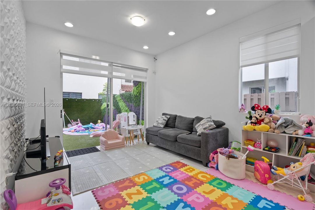 En Venta: $815,000 (3 camas, 3 baños, 1743 Pies cuadrados)