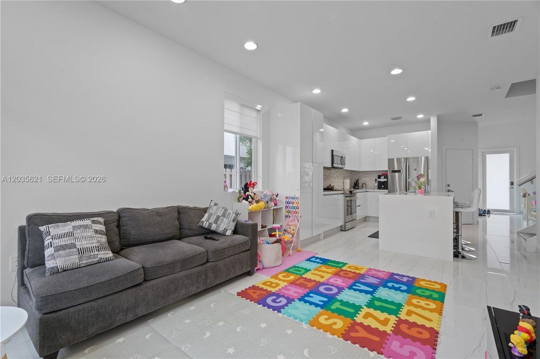 En Venta: $815,000 (3 camas, 3 baños, 1743 Pies cuadrados)