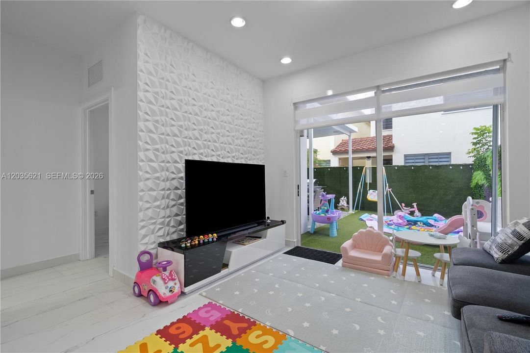 En Venta: $815,000 (3 camas, 3 baños, 1743 Pies cuadrados)
