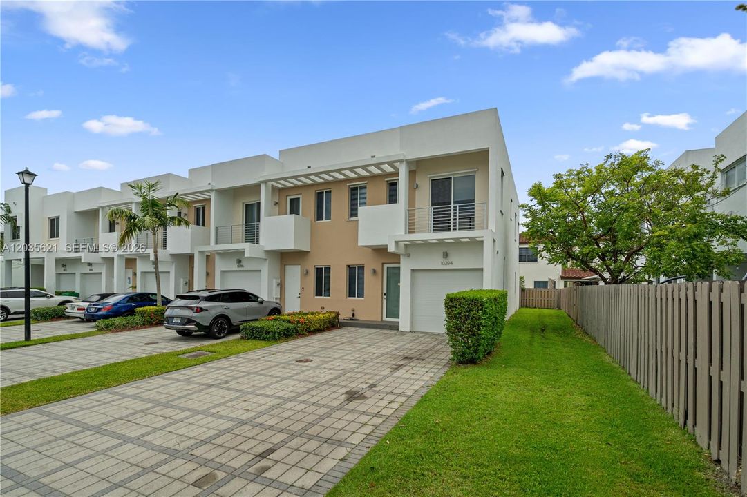 En Venta: $815,000 (3 camas, 3 baños, 1743 Pies cuadrados)