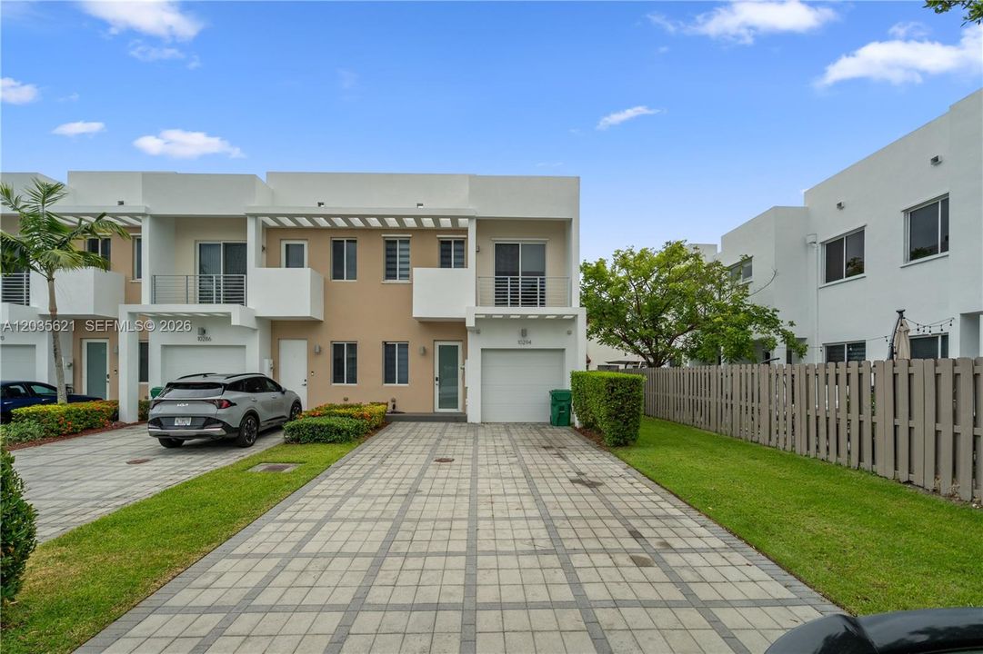 En Venta: $815,000 (3 camas, 3 baños, 1743 Pies cuadrados)