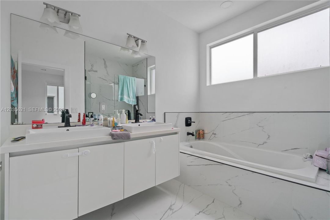En Venta: $815,000 (3 camas, 3 baños, 1743 Pies cuadrados)