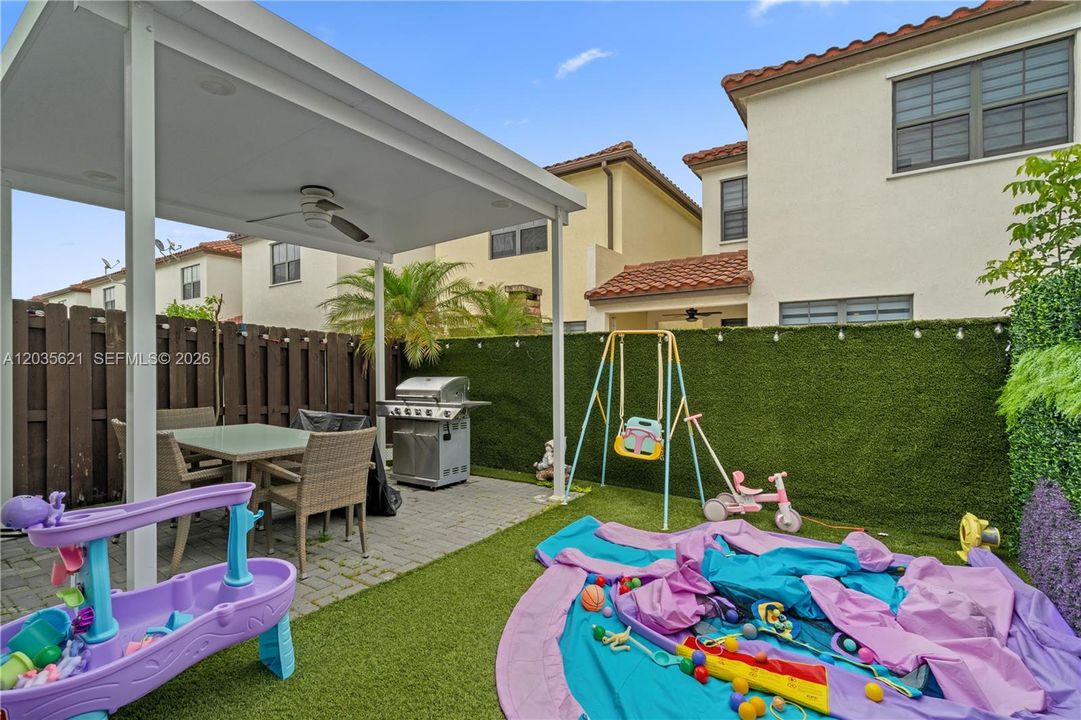 En Venta: $815,000 (3 camas, 3 baños, 1743 Pies cuadrados)