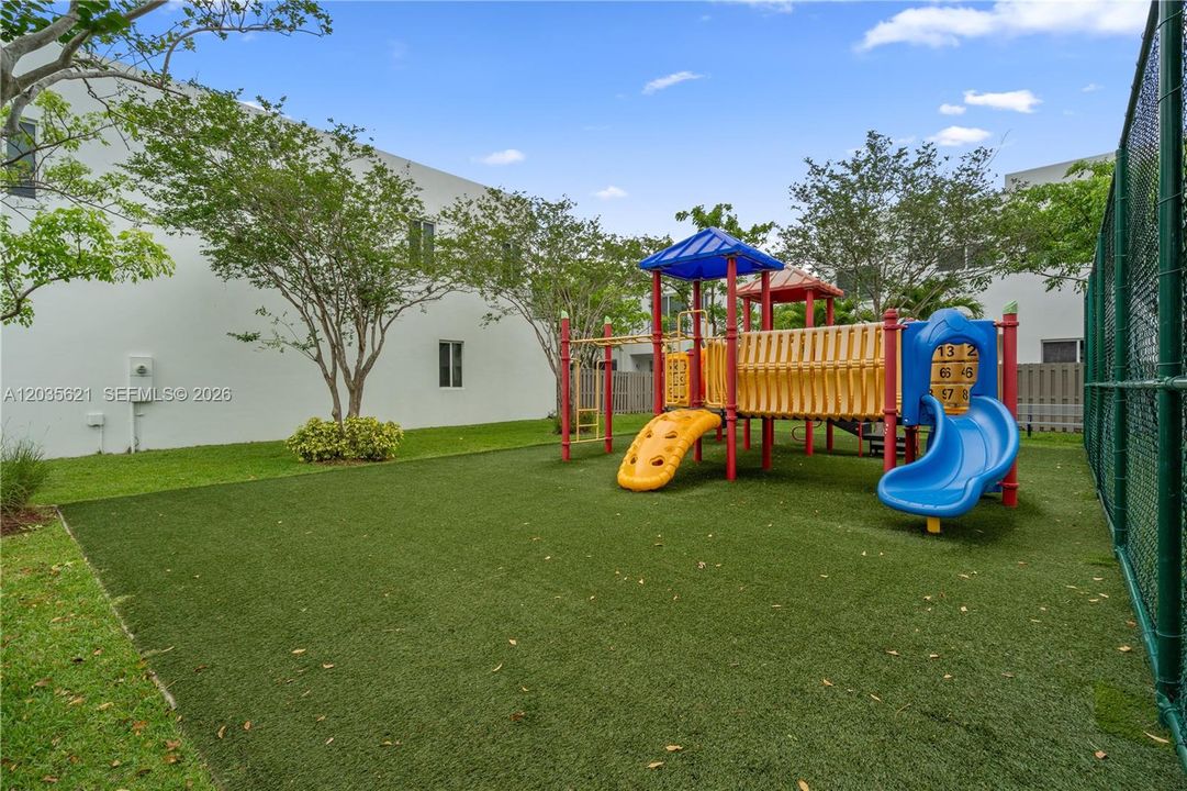En Venta: $815,000 (3 camas, 3 baños, 1743 Pies cuadrados)