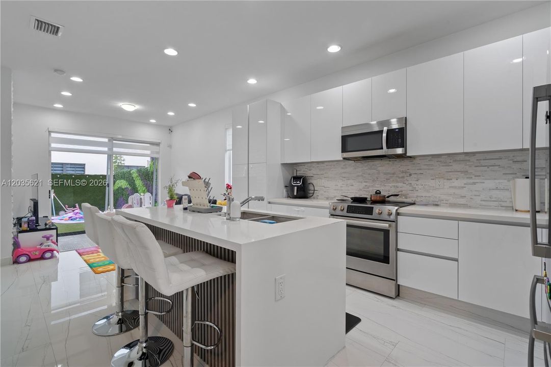 En Venta: $815,000 (3 camas, 3 baños, 1743 Pies cuadrados)
