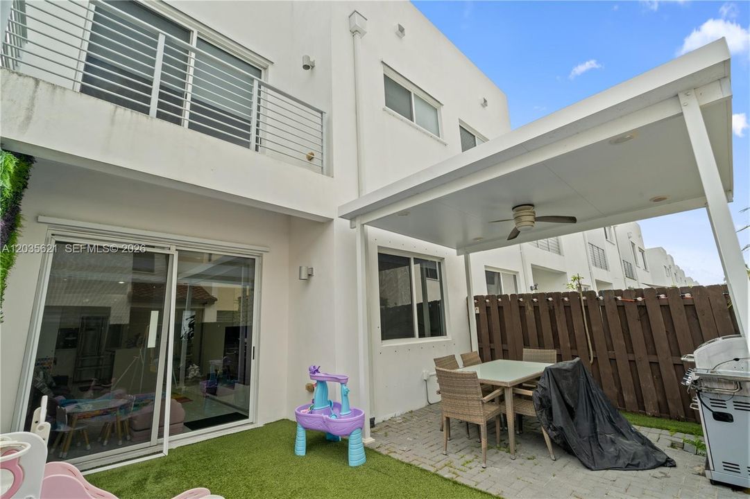 En Venta: $815,000 (3 camas, 3 baños, 1743 Pies cuadrados)