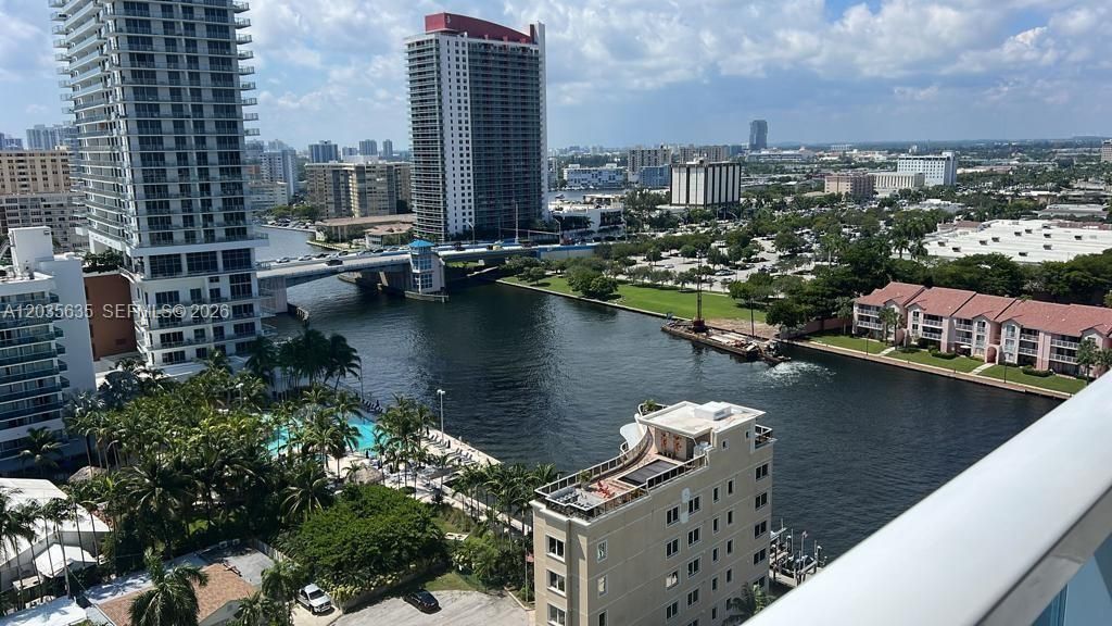 For Sale: $346,800 (1 beds, 1 baths, 900 Square Feet)