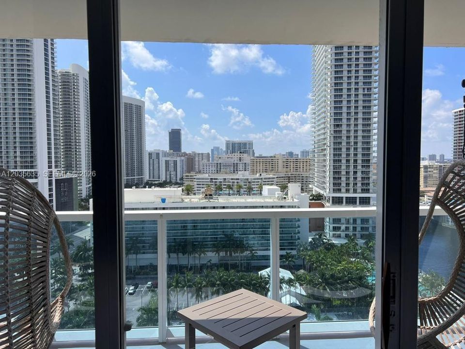 For Sale: $346,800 (1 beds, 1 baths, 900 Square Feet)
