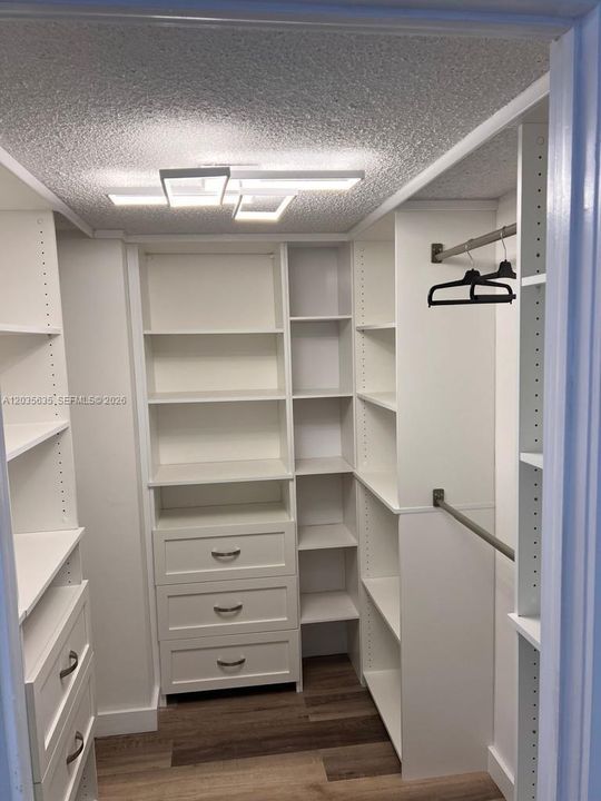 For Sale: $346,800 (1 beds, 1 baths, 900 Square Feet)