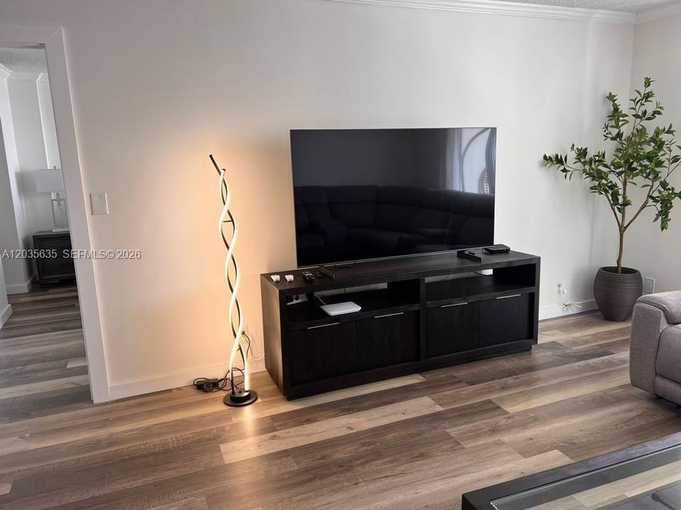 For Sale: $346,800 (1 beds, 1 baths, 900 Square Feet)