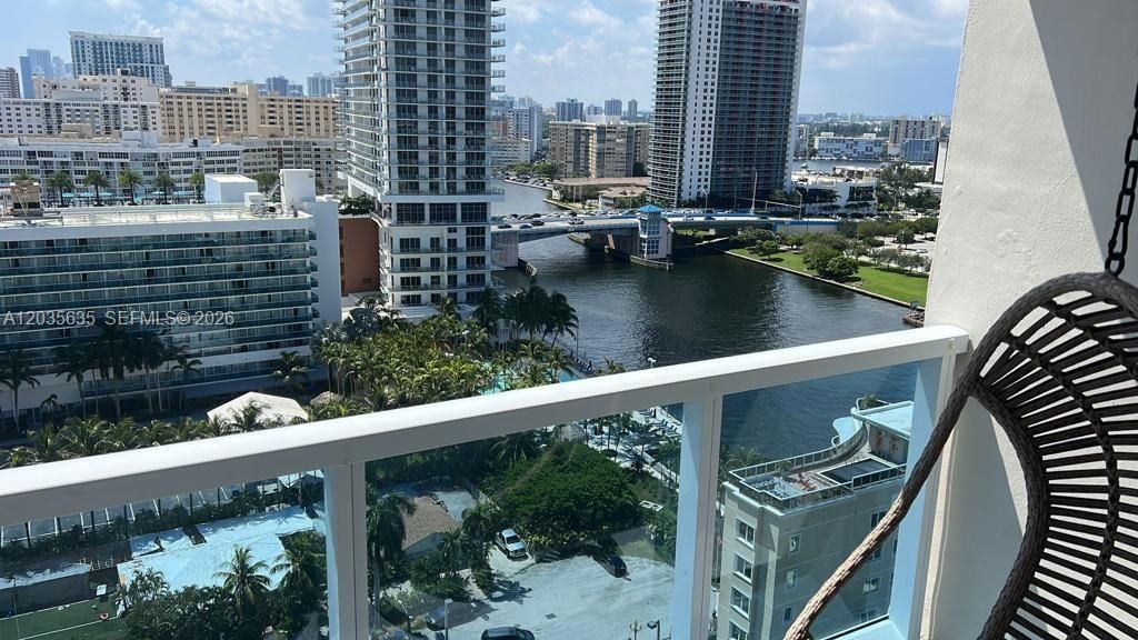 For Sale: $346,800 (1 beds, 1 baths, 900 Square Feet)