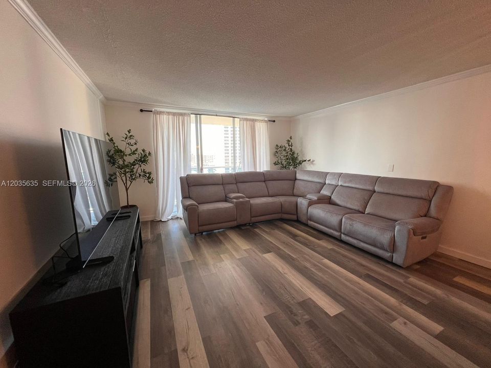 For Sale: $346,800 (1 beds, 1 baths, 900 Square Feet)