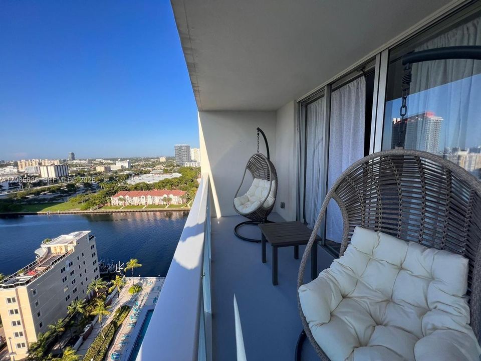 For Sale: $346,800 (1 beds, 1 baths, 900 Square Feet)