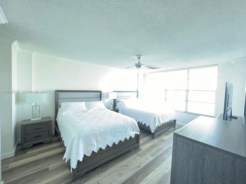 For Sale: $346,800 (1 beds, 1 baths, 900 Square Feet)