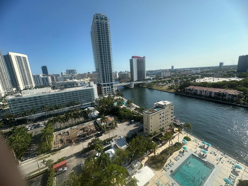 For Sale: $346,800 (1 beds, 1 baths, 900 Square Feet)