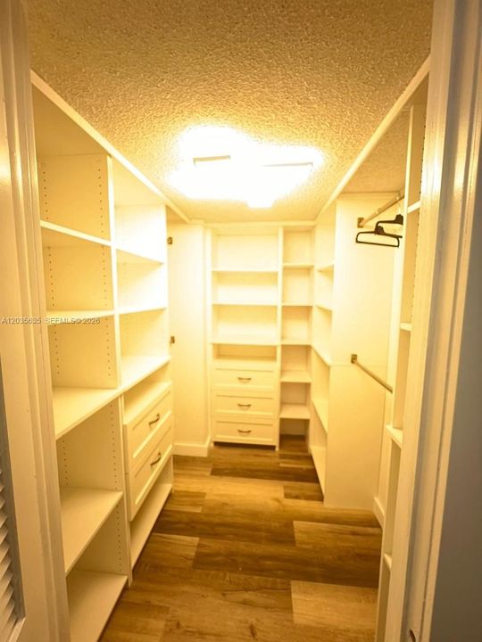 For Sale: $346,800 (1 beds, 1 baths, 900 Square Feet)