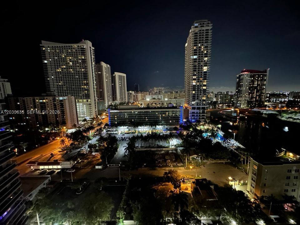 For Sale: $346,800 (1 beds, 1 baths, 900 Square Feet)