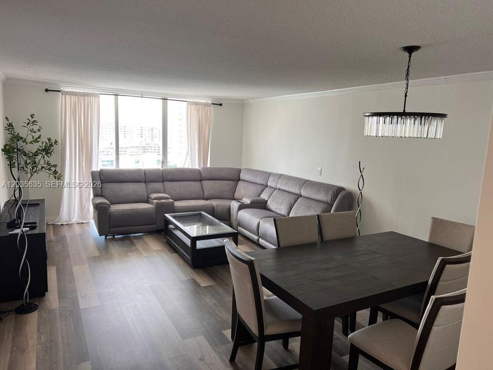 For Sale: $346,800 (1 beds, 1 baths, 900 Square Feet)