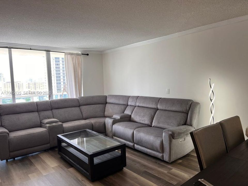 For Sale: $346,800 (1 beds, 1 baths, 900 Square Feet)