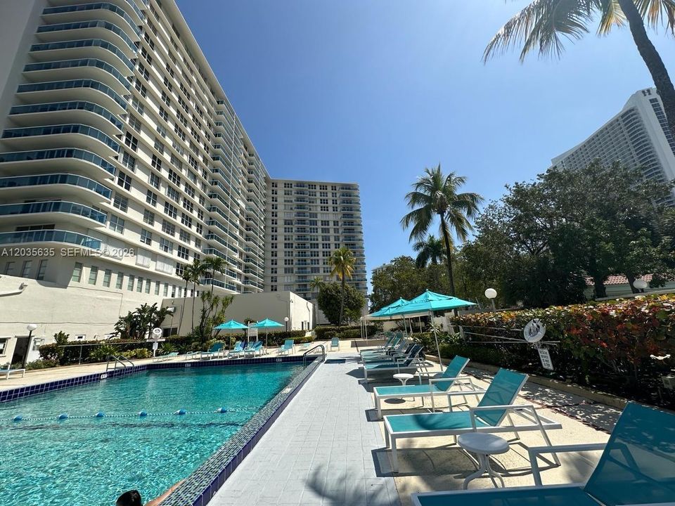 For Sale: $346,800 (1 beds, 1 baths, 900 Square Feet)