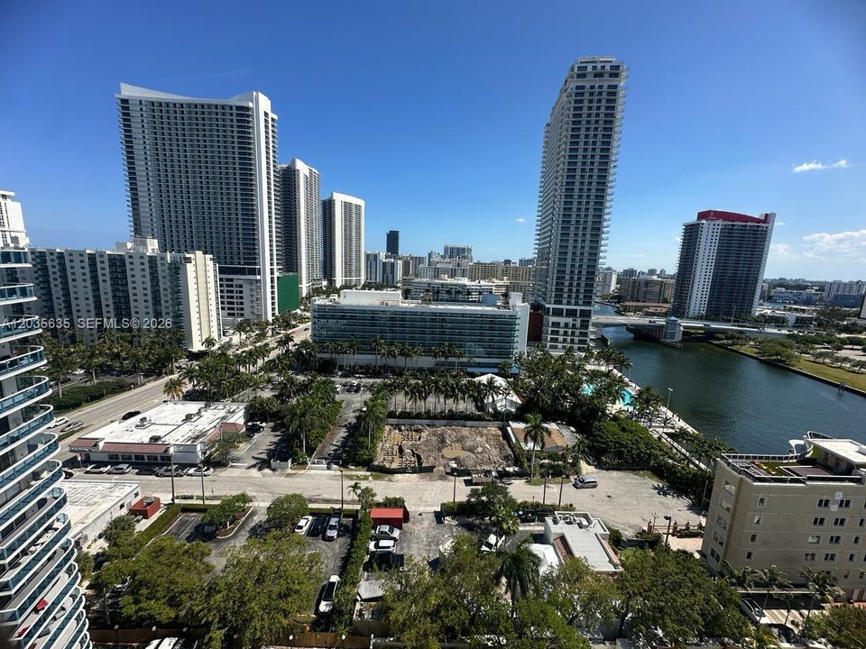 For Sale: $346,800 (1 beds, 1 baths, 900 Square Feet)