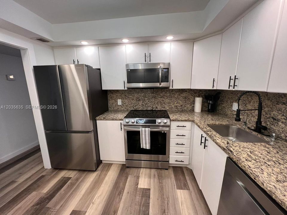 For Sale: $346,800 (1 beds, 1 baths, 900 Square Feet)