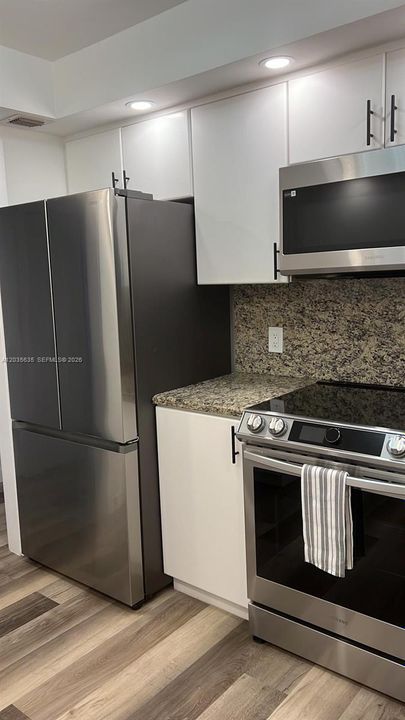 For Sale: $346,800 (1 beds, 1 baths, 900 Square Feet)