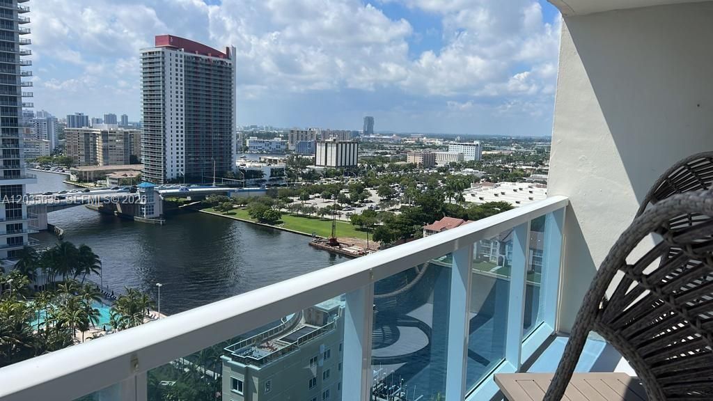 For Sale: $346,800 (1 beds, 1 baths, 900 Square Feet)