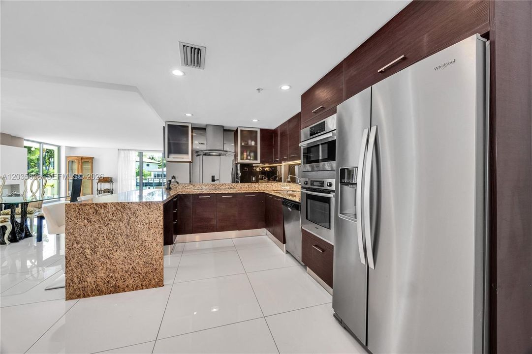 En Venta: $2,250,000 (4 camas, 4 baños, 2483 Pies cuadrados)