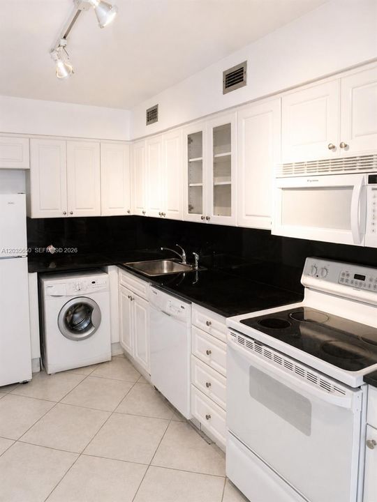 For Sale: $230,000 (1 beds, 1 baths, 910 Square Feet)