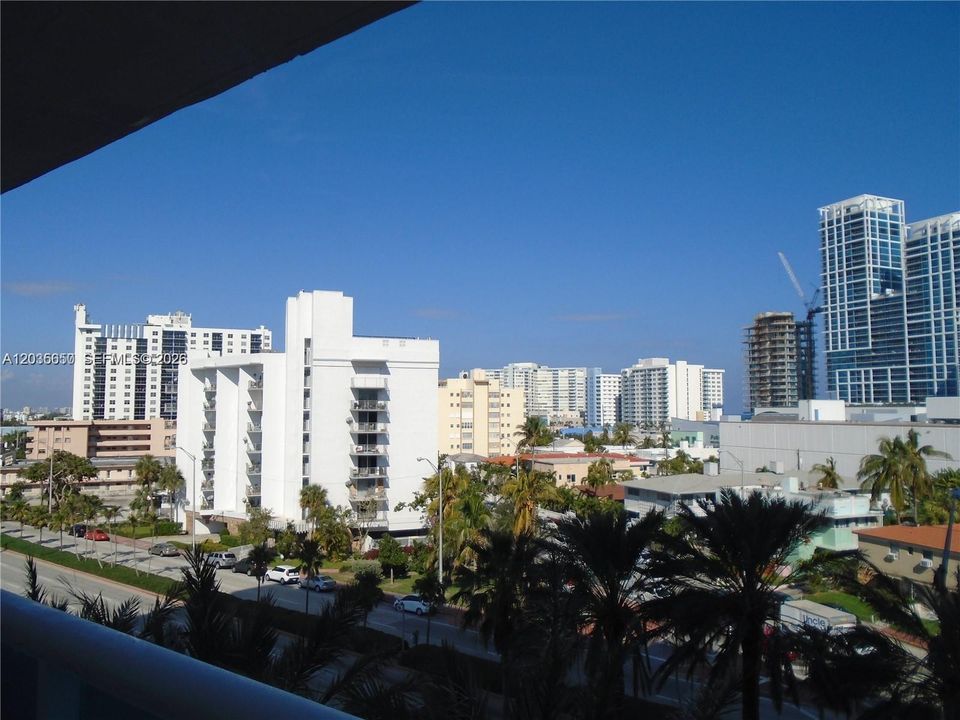 For Sale: $230,000 (1 beds, 1 baths, 910 Square Feet)