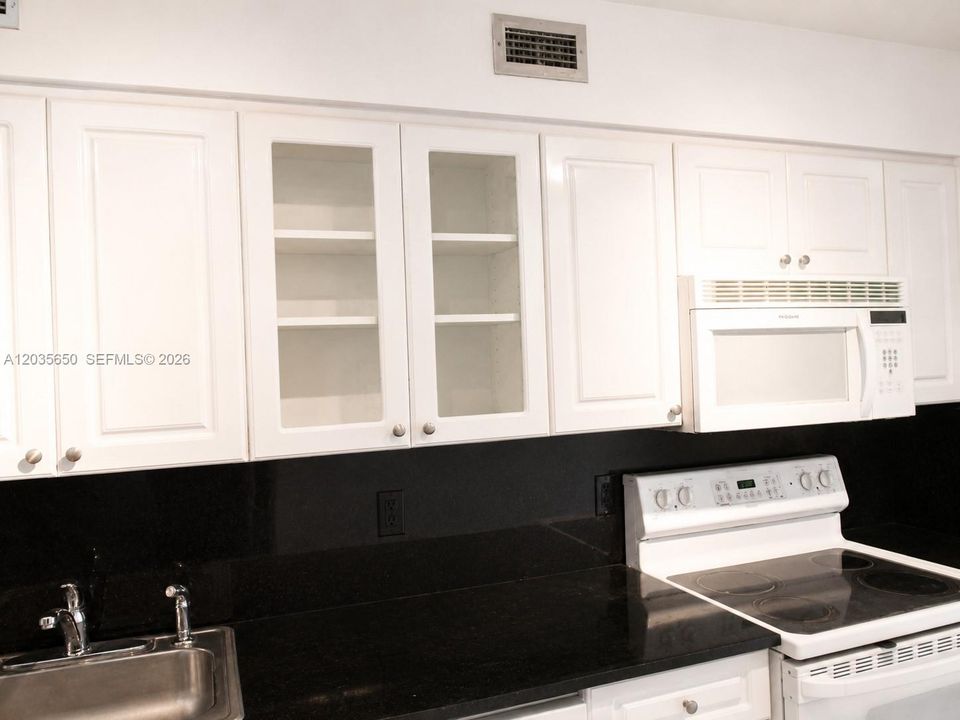 For Sale: $230,000 (1 beds, 1 baths, 910 Square Feet)