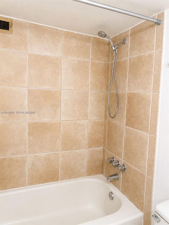 For Sale: $230,000 (1 beds, 1 baths, 910 Square Feet)