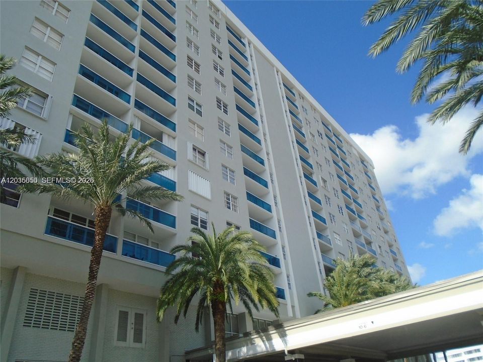 For Sale: $230,000 (1 beds, 1 baths, 910 Square Feet)