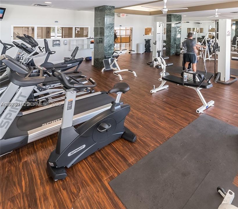 For Sale: $230,000 (1 beds, 1 baths, 910 Square Feet)