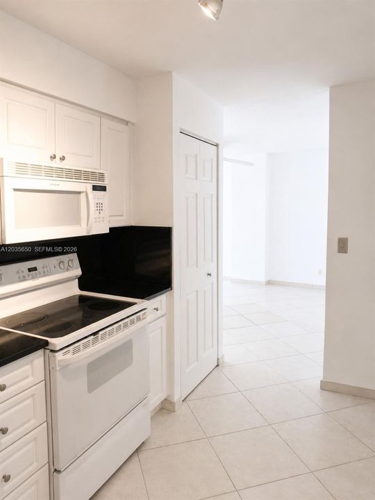 For Sale: $230,000 (1 beds, 1 baths, 910 Square Feet)