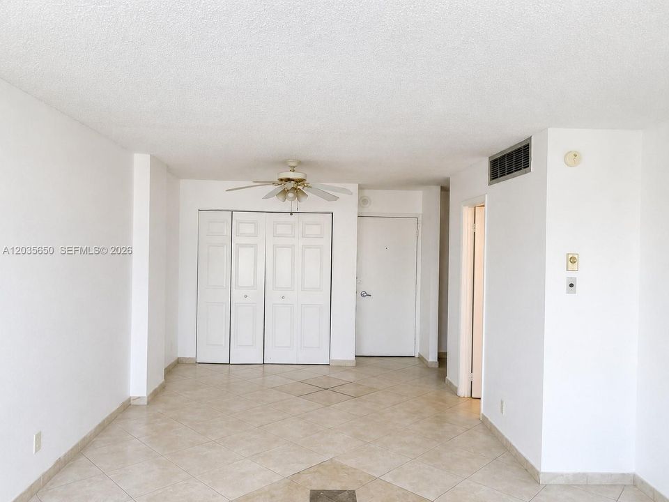 For Sale: $230,000 (1 beds, 1 baths, 910 Square Feet)