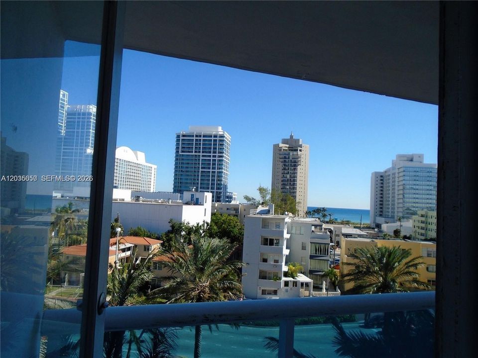 For Sale: $230,000 (1 beds, 1 baths, 910 Square Feet)