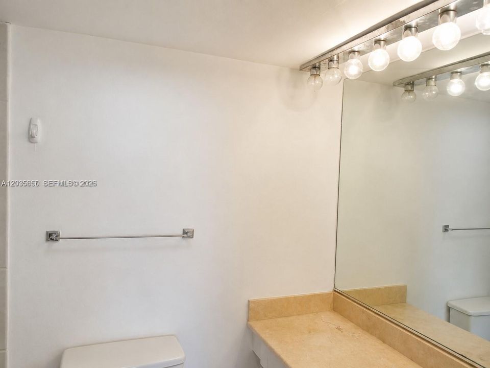 For Sale: $230,000 (1 beds, 1 baths, 910 Square Feet)