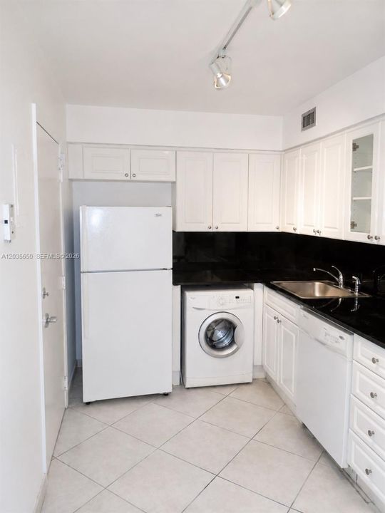 For Sale: $230,000 (1 beds, 1 baths, 910 Square Feet)