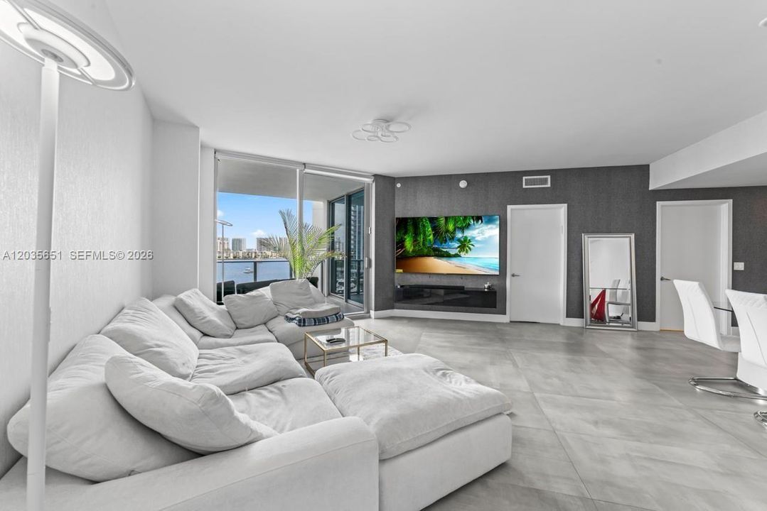 For Sale: $965,000 (2 beds, 2 baths, 1459 Square Feet)
