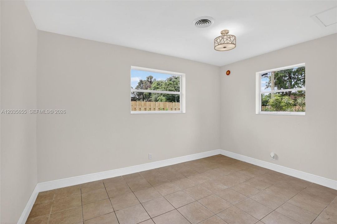 For Sale: $429,000 (2 beds, 1 baths, 1136 Square Feet)