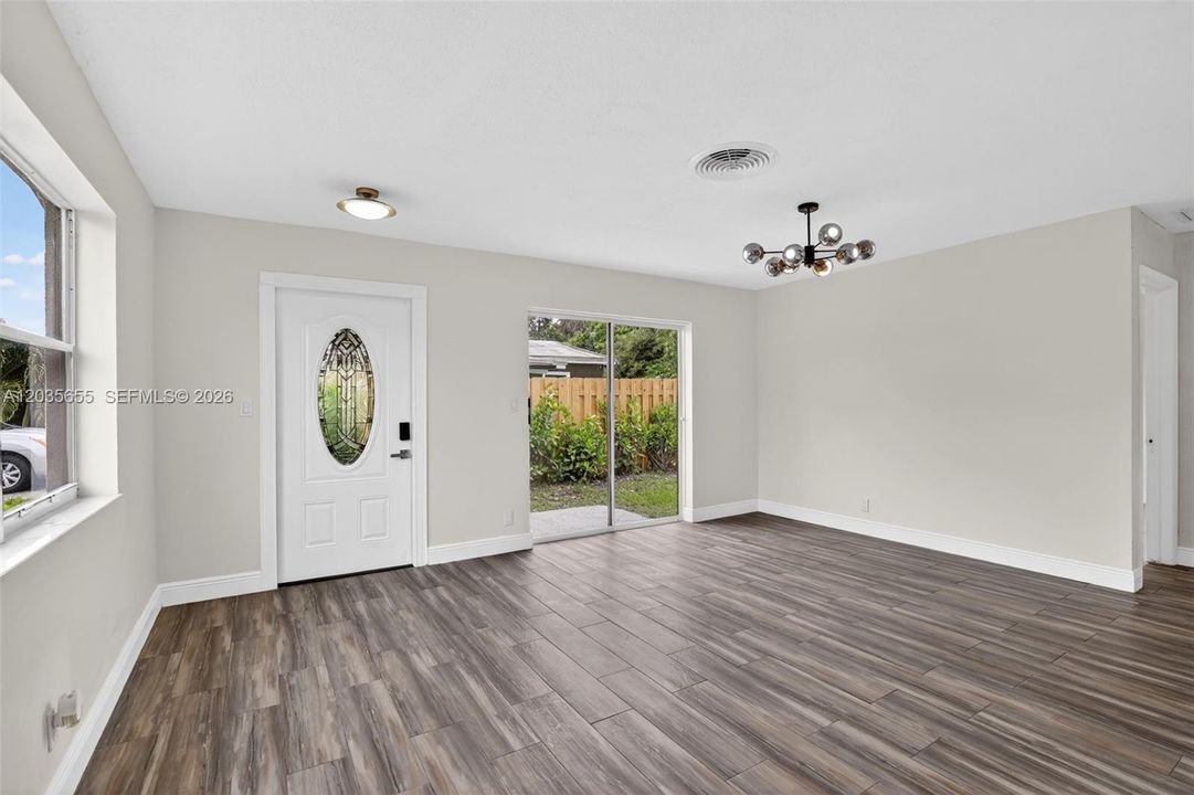 For Sale: $429,000 (2 beds, 1 baths, 1136 Square Feet)