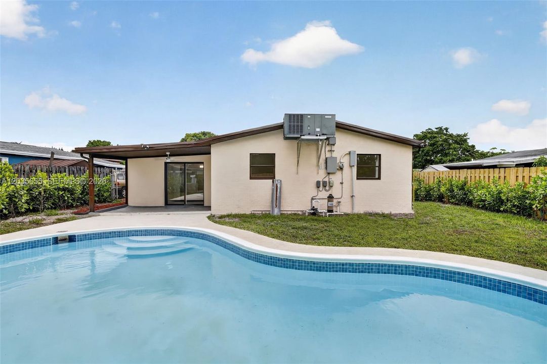 For Sale: $429,000 (2 beds, 1 baths, 1136 Square Feet)