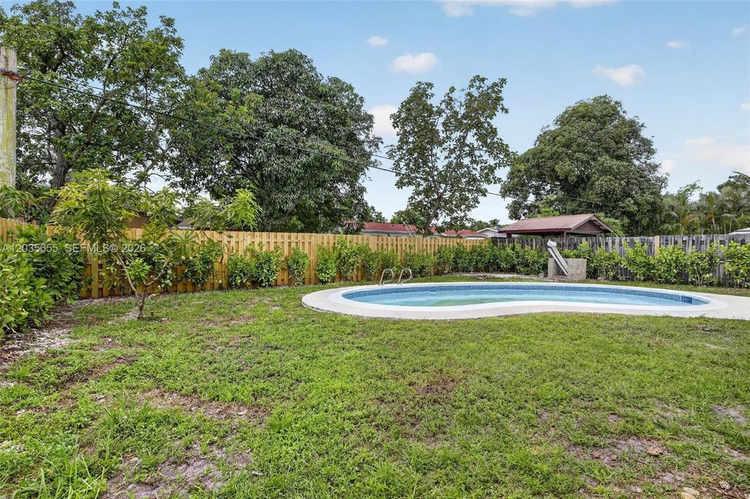 For Sale: $429,000 (2 beds, 1 baths, 1136 Square Feet)