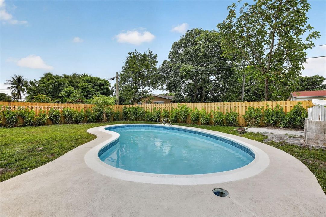 For Sale: $429,000 (2 beds, 1 baths, 1136 Square Feet)