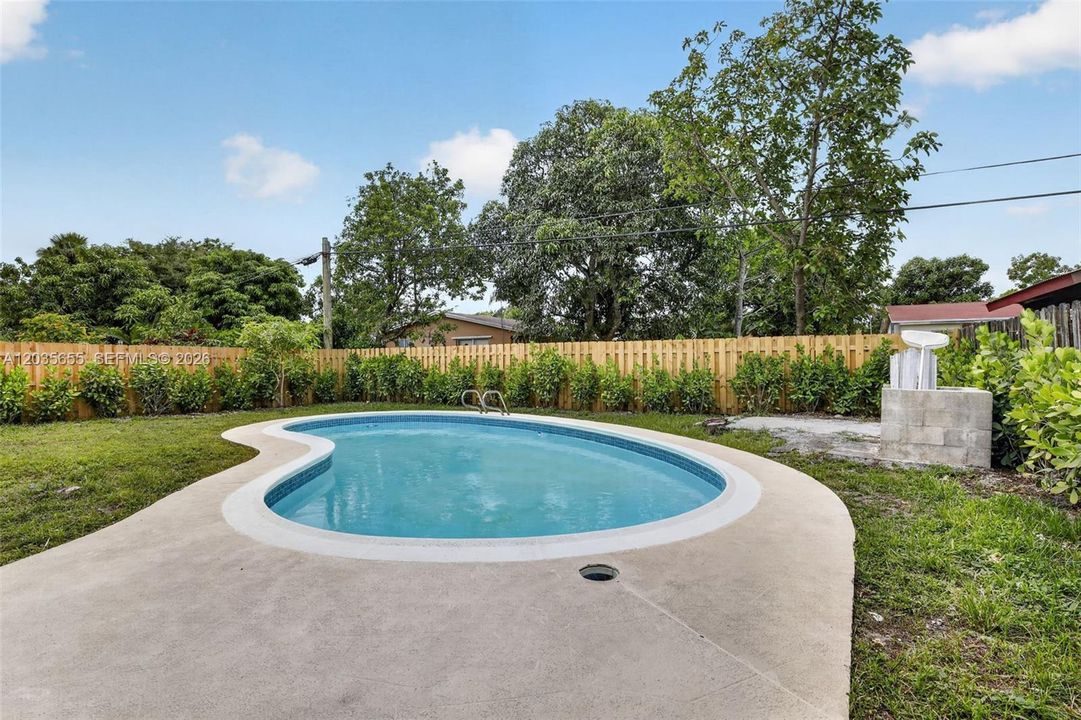 For Sale: $429,000 (2 beds, 1 baths, 1136 Square Feet)