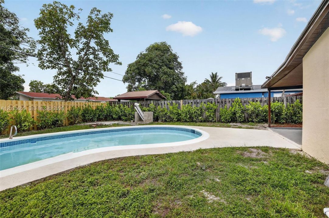 For Sale: $429,000 (2 beds, 1 baths, 1136 Square Feet)