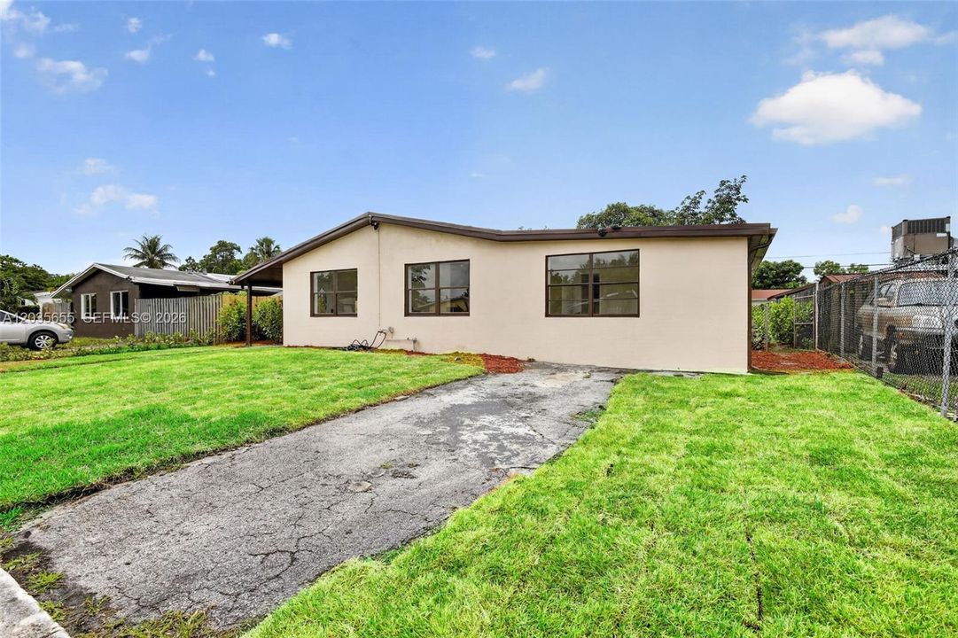 For Sale: $429,000 (2 beds, 1 baths, 1136 Square Feet)